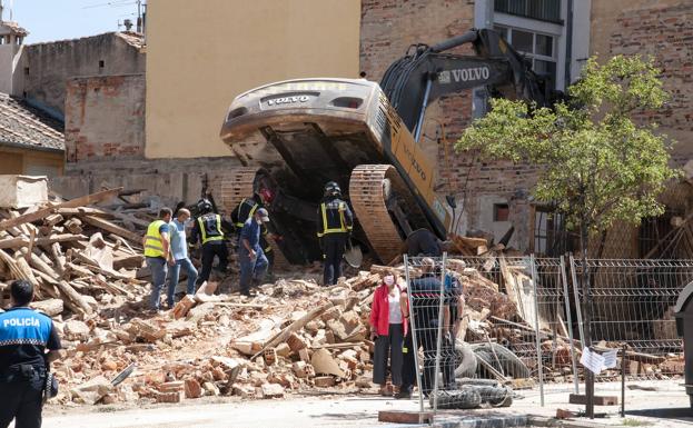 La excavadora que se empotró contra un supermercado. 