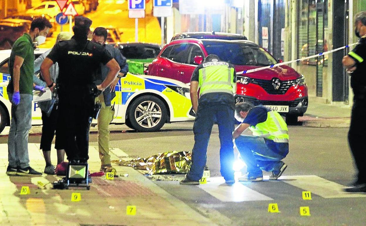 La Policía Científica busca pruebas junto al cuerpo del hombre fallecido.