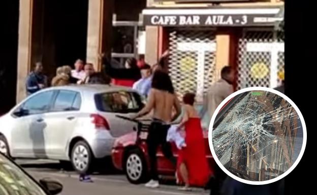 Imagen de la pelea multitudinaria y, en detalle, la luna de un coche que ha quedado rota tras el incidente. 