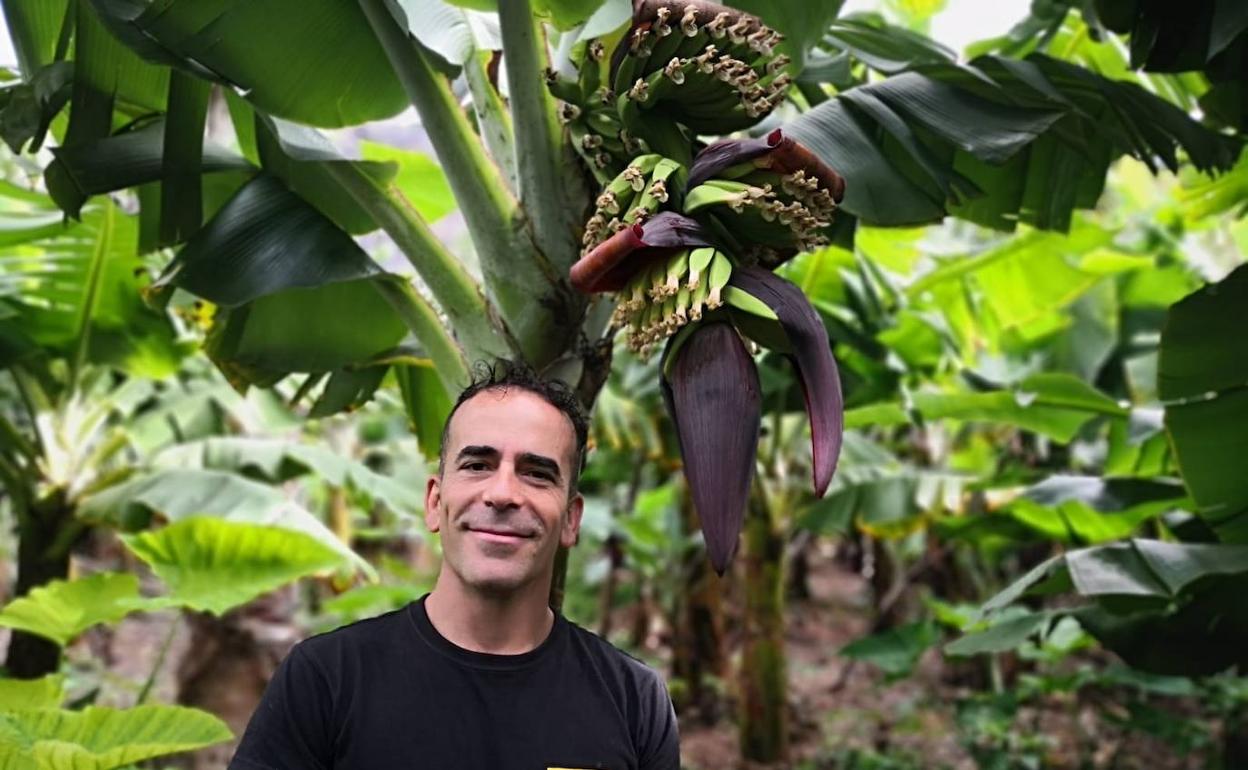 Fran Garlaz, en su finca platanera, antes de sufrir al volcán Cumbre Vieja. 