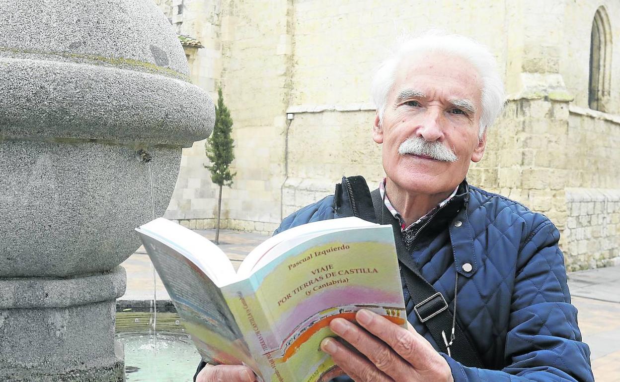 El escritor Pascual Izquierdo, en la plaza de San Miguel.