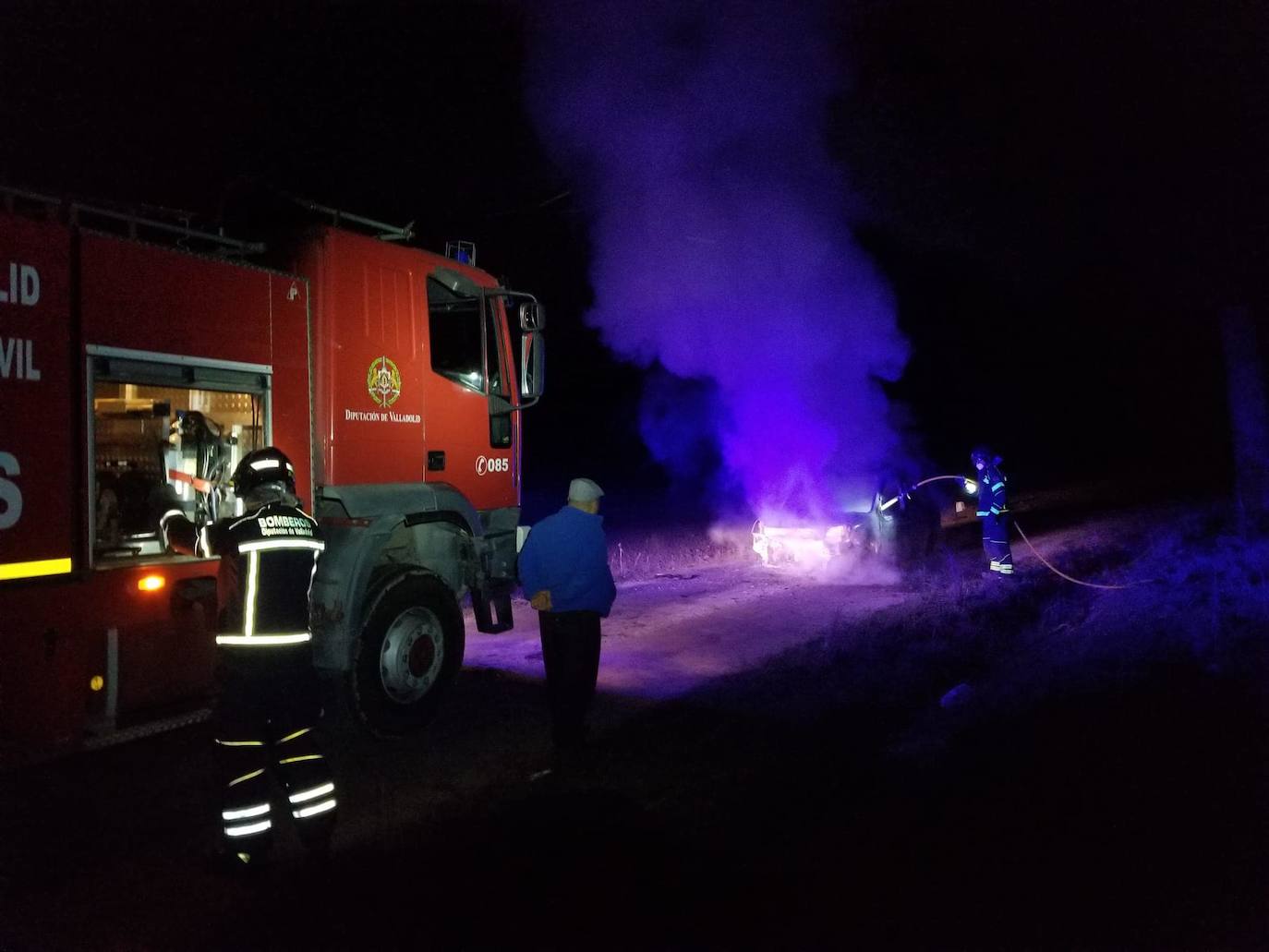 Los bomberos de Valladolid apagan el incendio de un coche en un camino de Chañe
