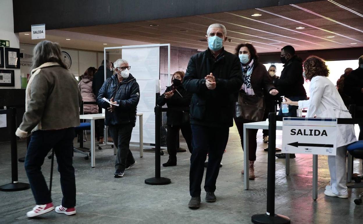 Acceso con control de higiene y mascarillas al Hospital Río Hortega de Valladolid. 