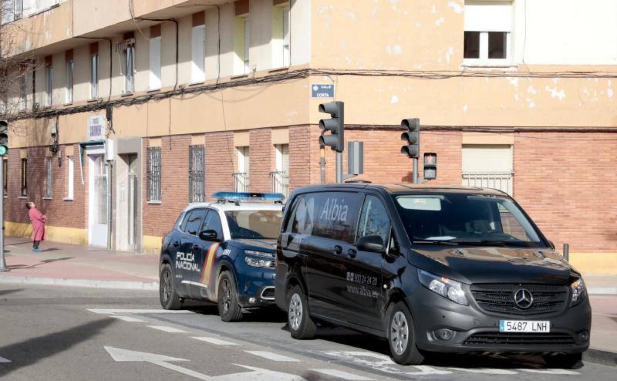 Vehículo policial y furgón de la funeraria estacionados frente al número 37 de la Carretera de Rueda, en el barrio de La Rubia, donde vivía el hombre fallecido. 