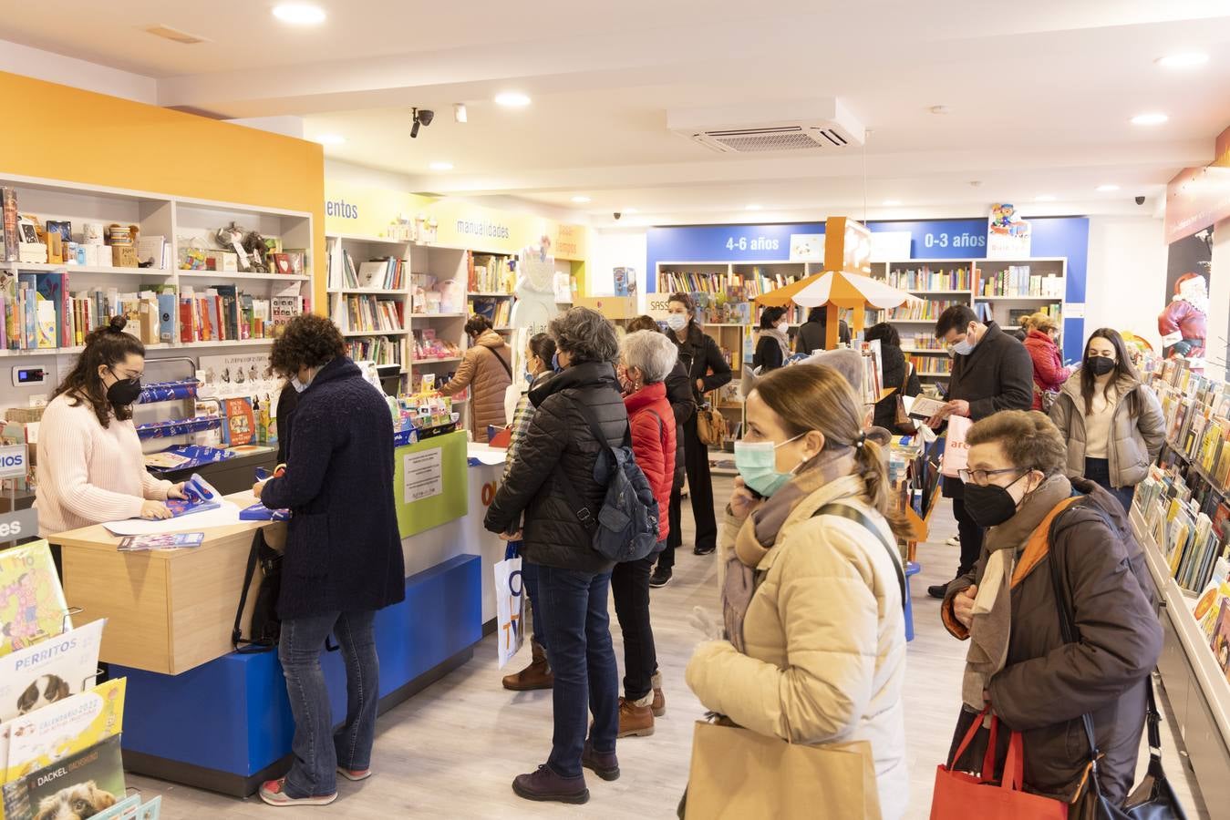 Fotos: Los comercios de Valladolid se llenan antes de la noche de Reyes