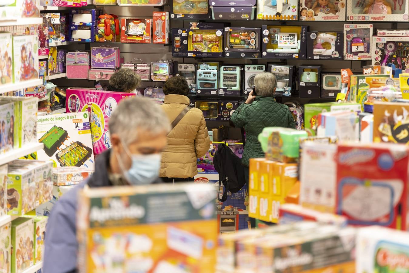 Fotos: Los comercios de Valladolid se llenan antes de la noche de Reyes