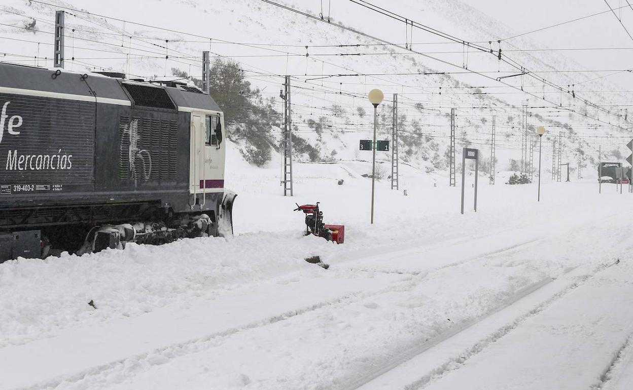 Estación de tren de Busdongo (León) con nieve.