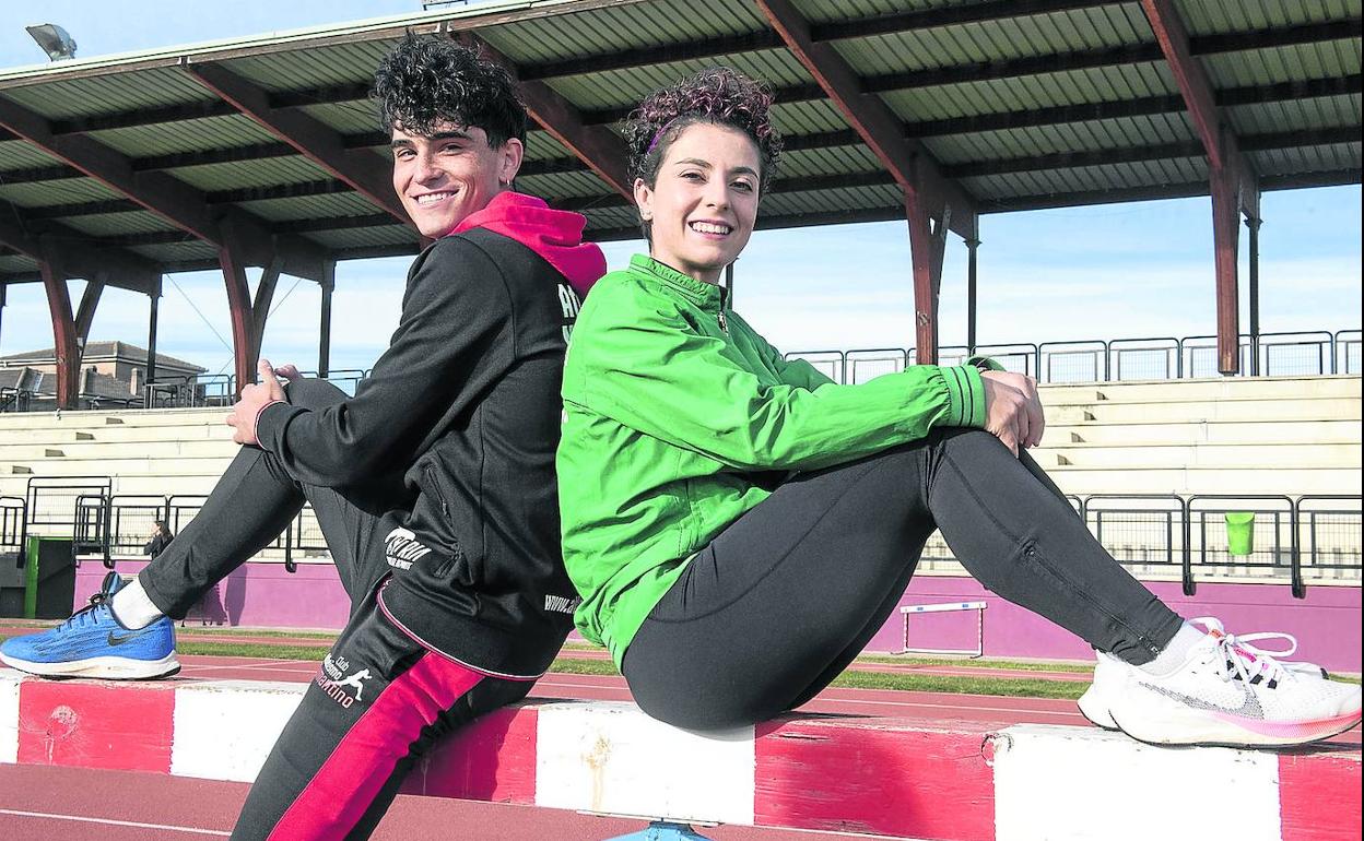 Sergio Prieto y Sandra San Miguel, apoyados en una valla de las pistas de atletismo Antonio Prieto de Segovia. 