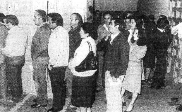 Colas en un colegio electoral de Medina del Campo la mañana del 28 de octubre de 1982. 