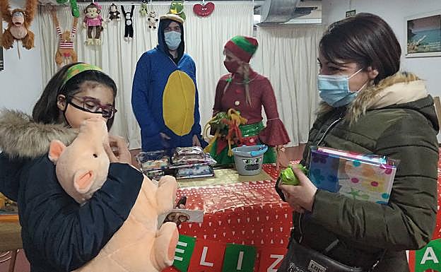 Alba González (11 años) con sus regalos y su madre, Amparo Arranz.