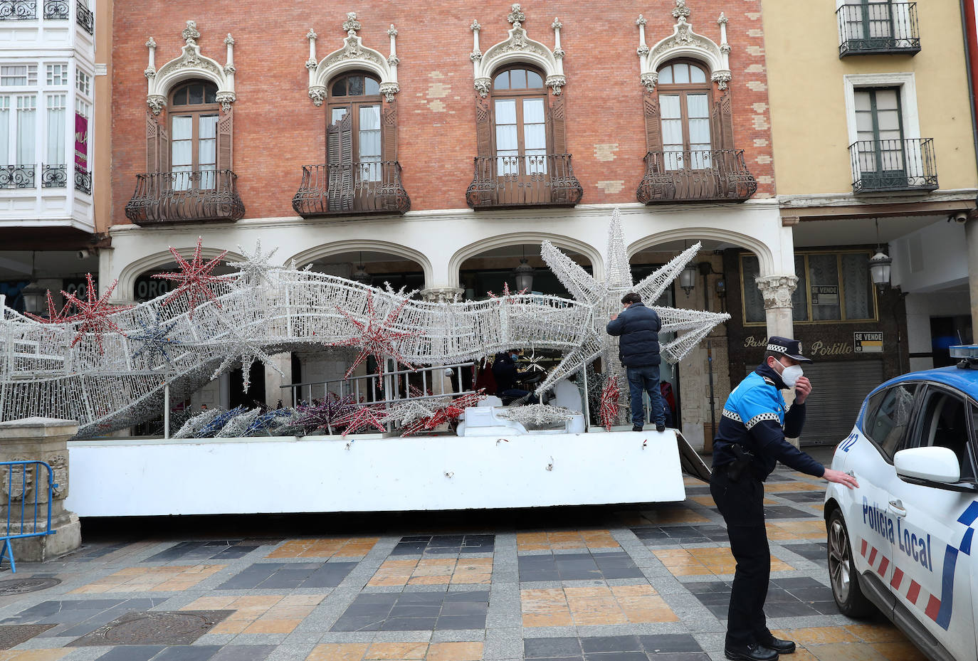 Preparativos de la Cabalgata en la Plaza Mayor.