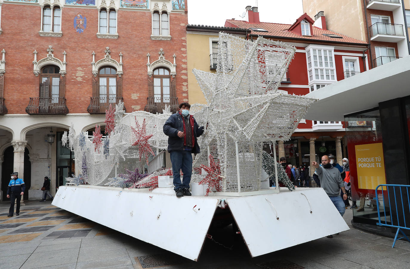 Preparativos de la Cabalgata en la Plaza Mayor.