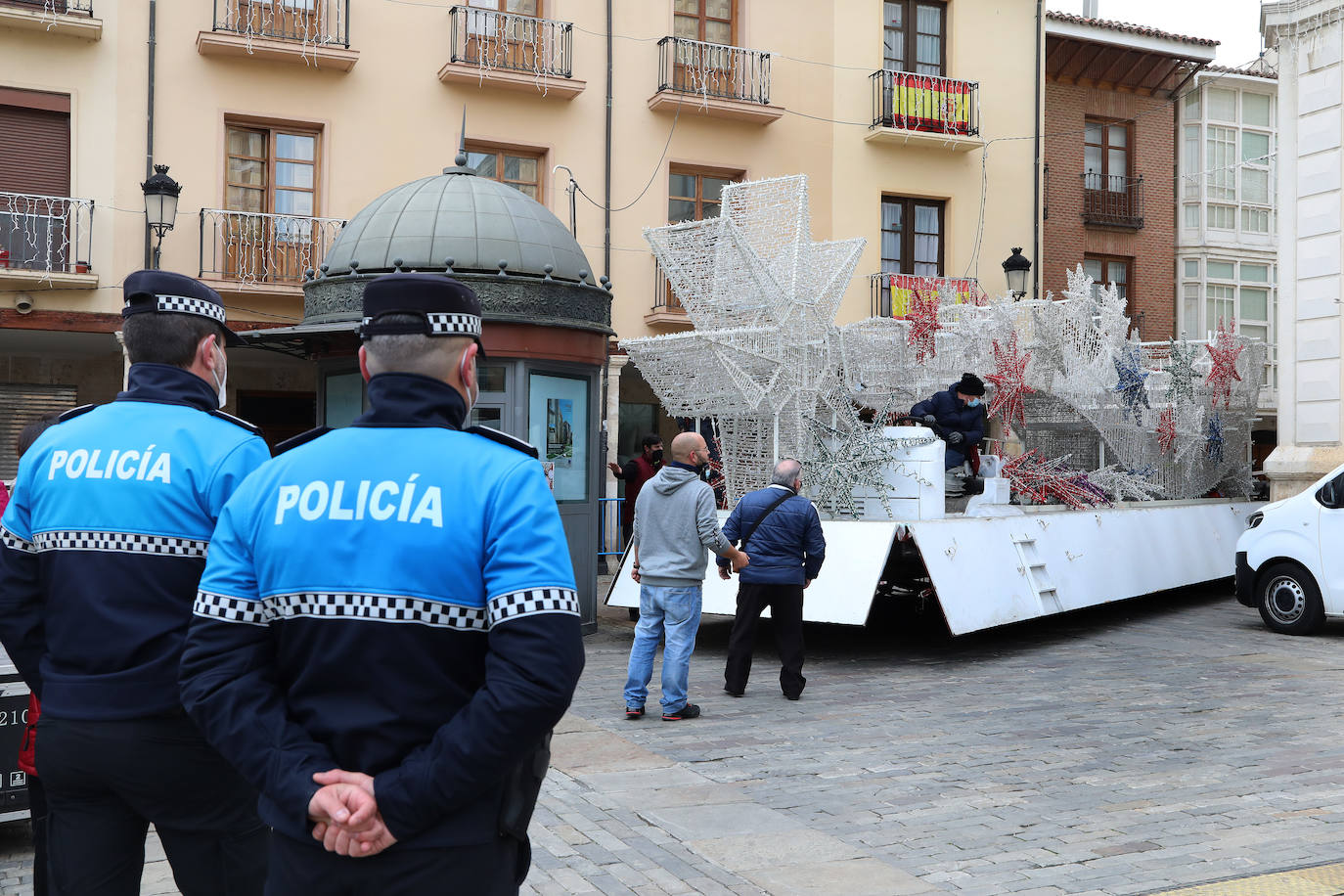 Preparativos de la Cabalgata en la Plaza Mayor.