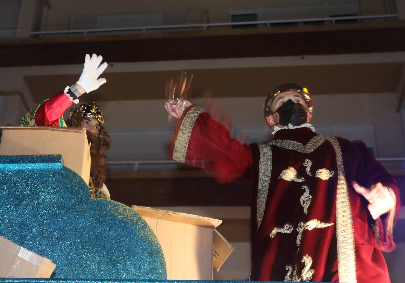 Los palentinos se echan a la calle para disfrutar de Sus Majestades.