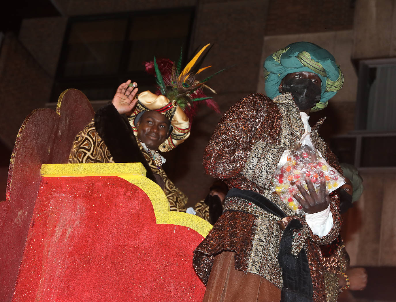 Los palentinos se echan a la calle para disfrutar de Sus Majestades.