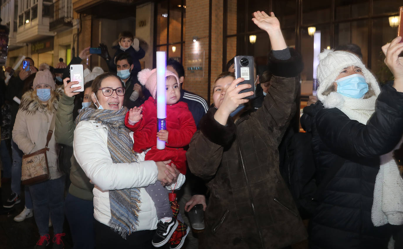 Los palentinos se echan a la calle para disfrutar de Sus Majestades.