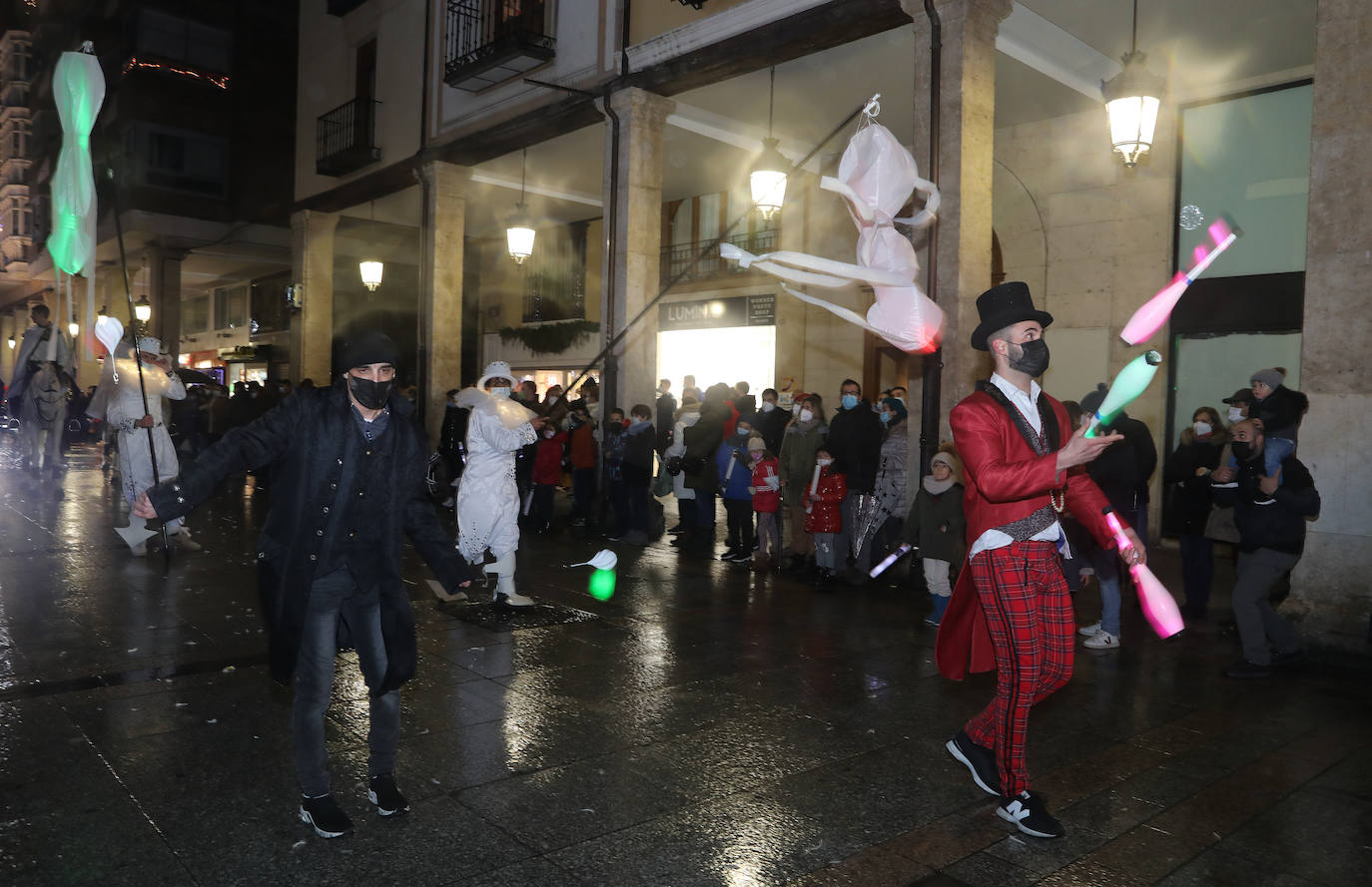 Los palentinos se echan a la calle para disfrutar de Sus Majestades.