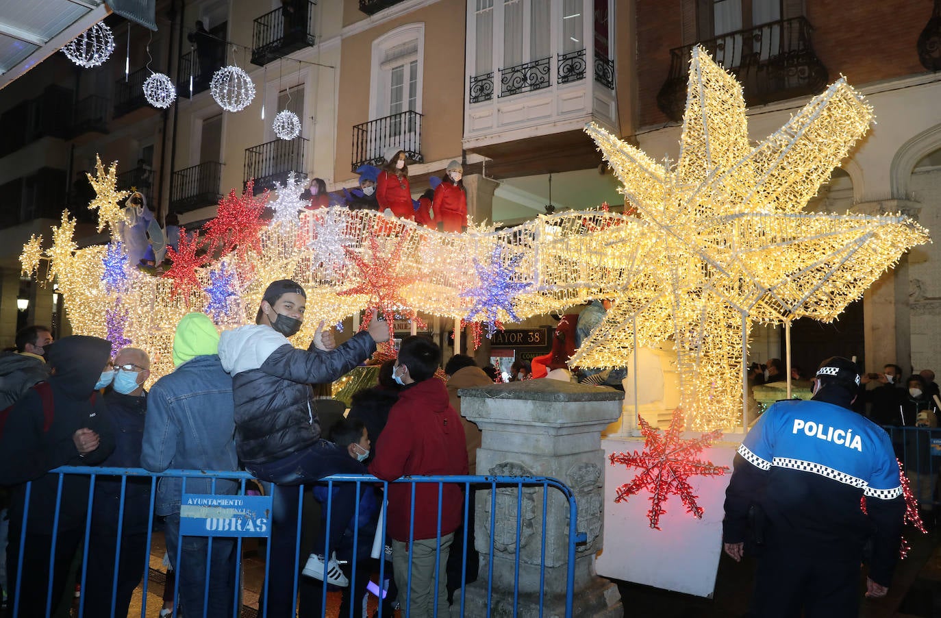 Los palentinos se echan a la calle para disfrutar de Sus Majestades.