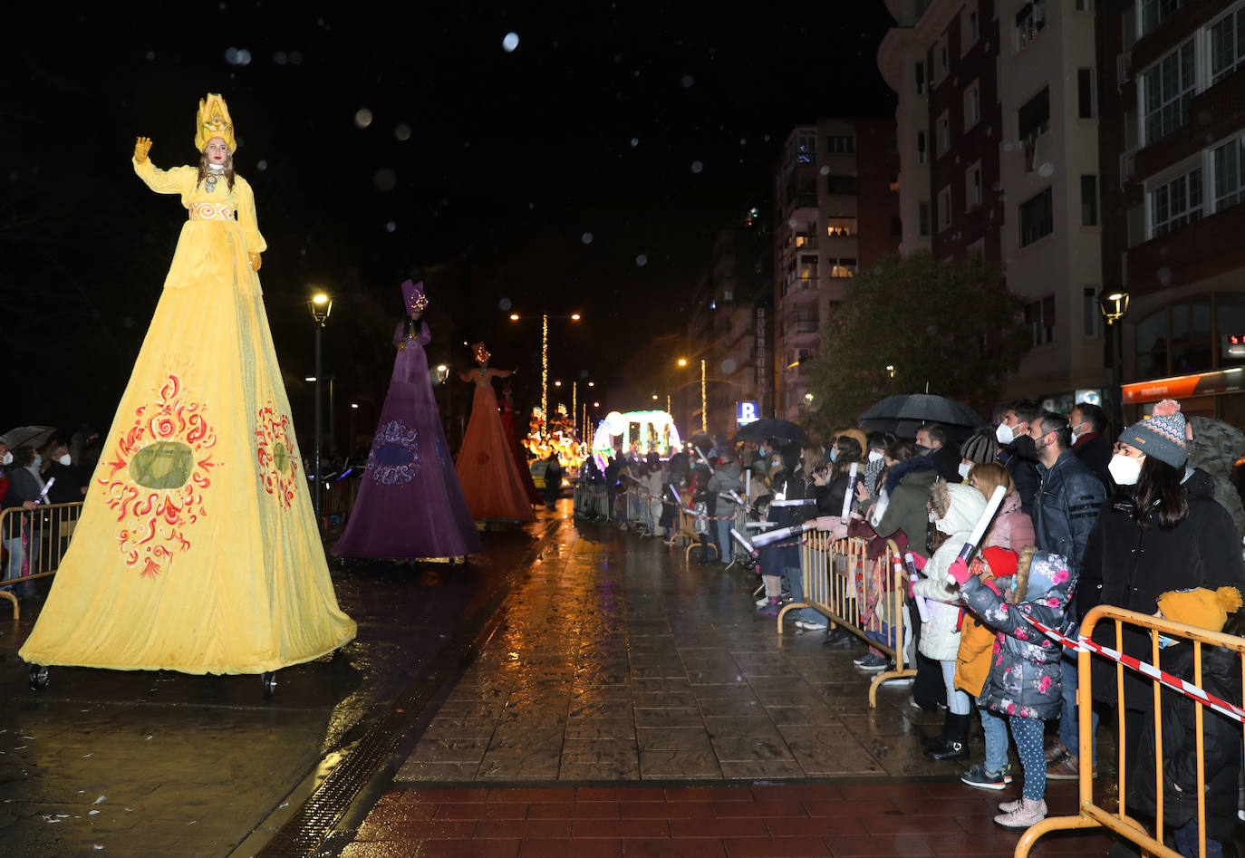 Los palentinos se echan a la calle para disfrutar de Sus Majestades.