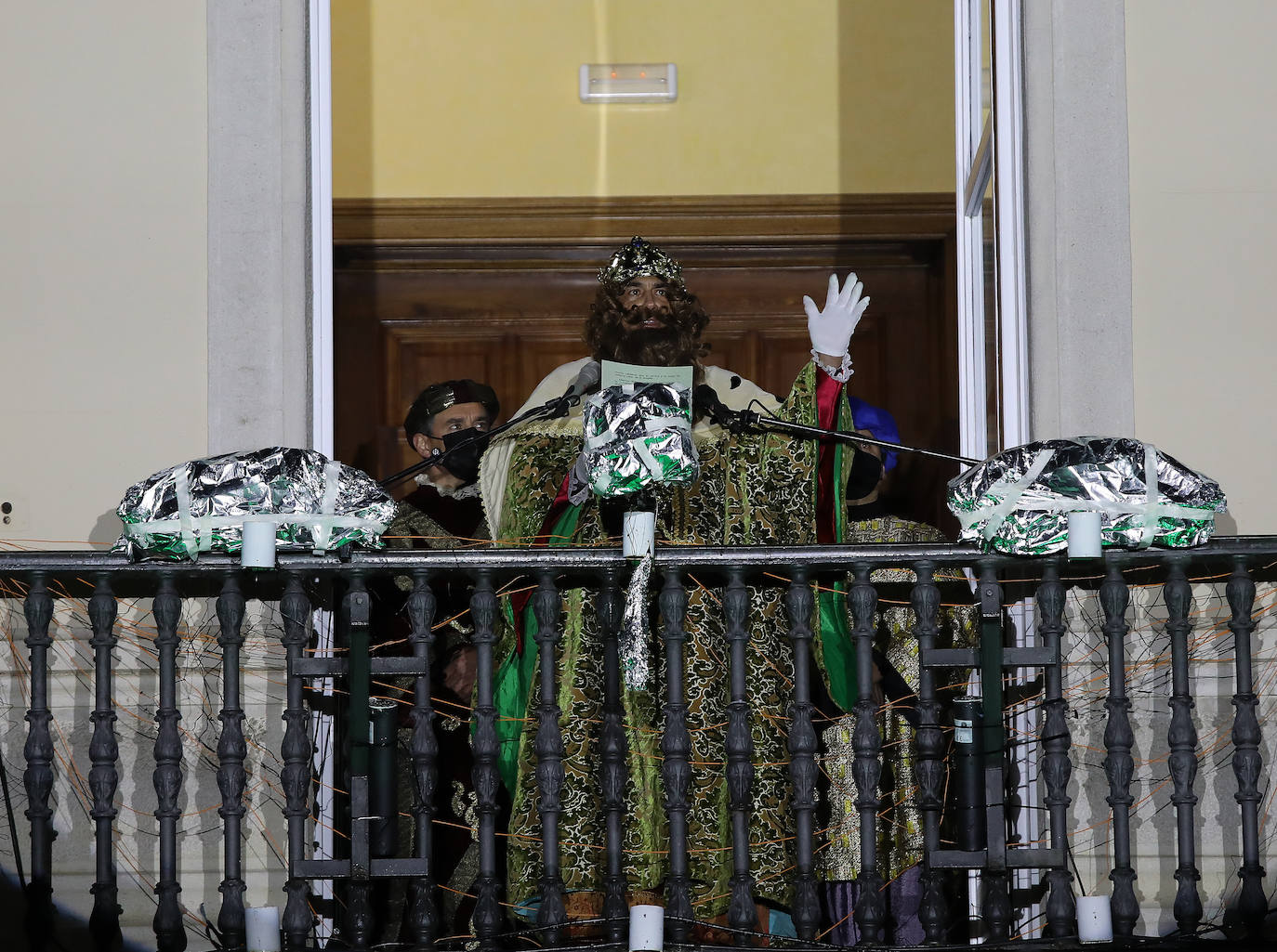 Los palentinos se echan a la calle para disfrutar de Sus Majestades.