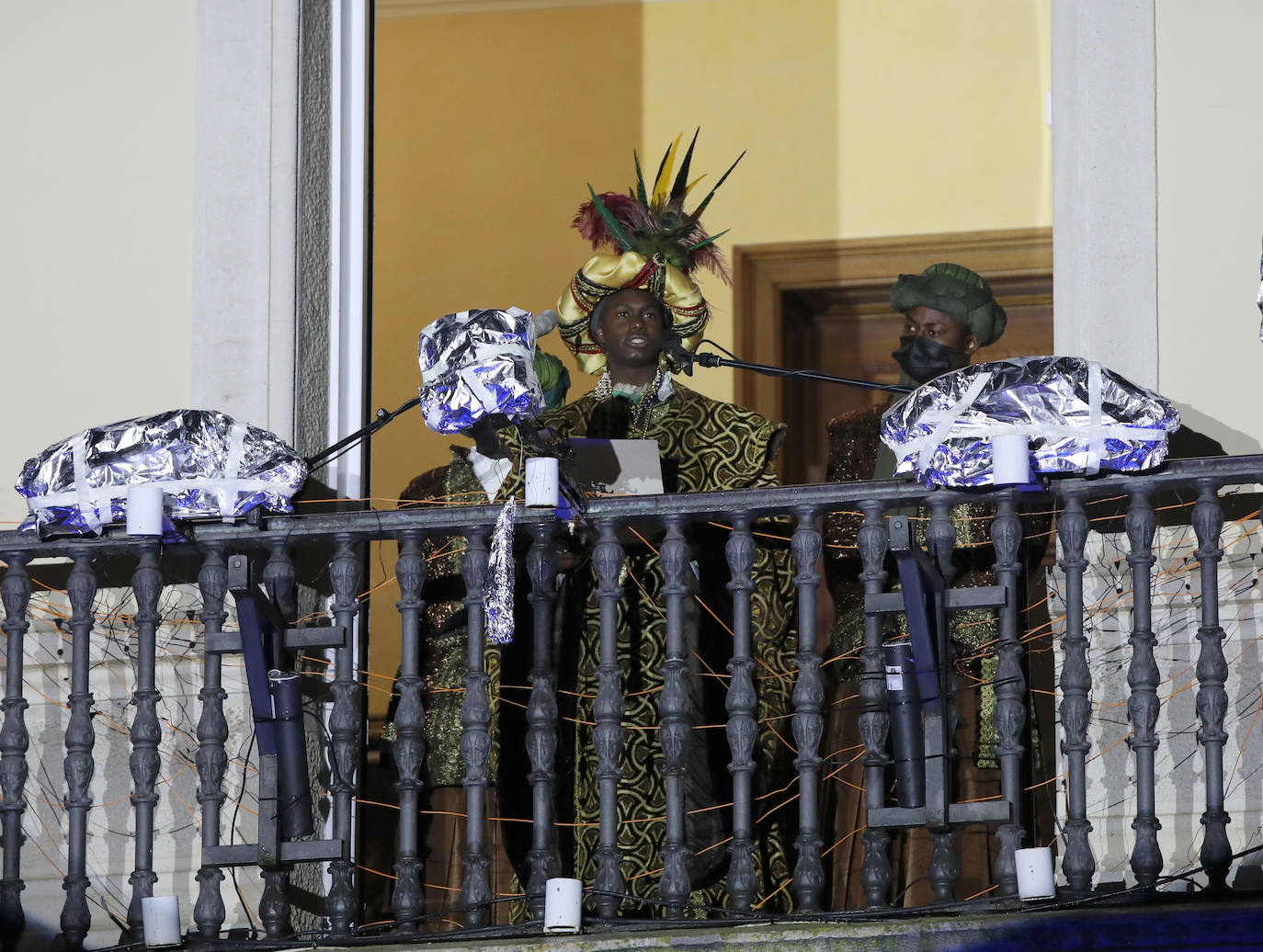 Los palentinos se echan a la calle para disfrutar de Sus Majestades.