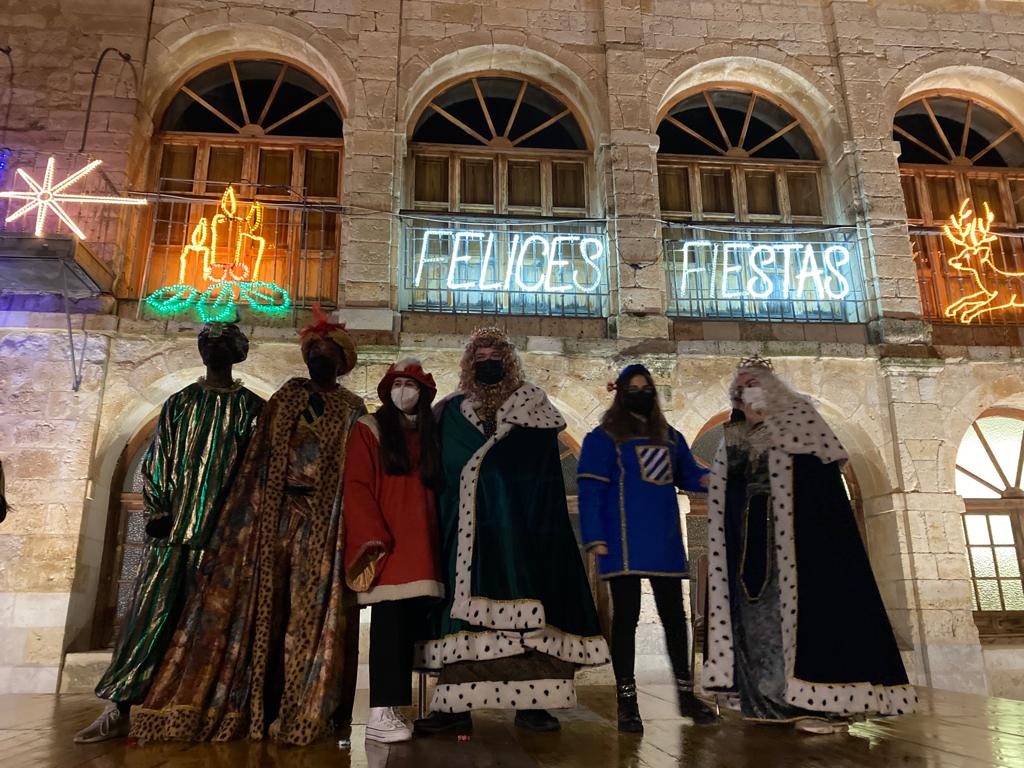 Los quintos de este año organizaron la cabalgata de Torrelobatón, que se celebró al aire libre para cumplir con todas las medidas de seguridad sanitaria.