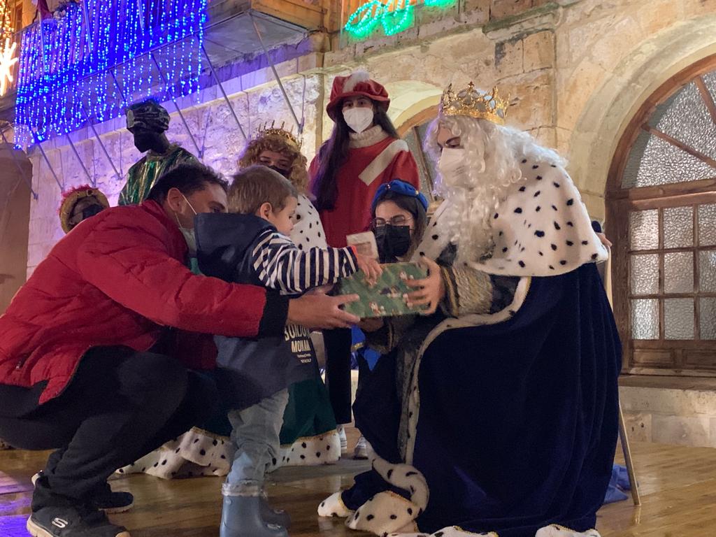 Los quintos de este año organizaron la cabalgata de Torrelobatón, que se celebró al aire libre para cumplir con todas las medidas de seguridad sanitaria.