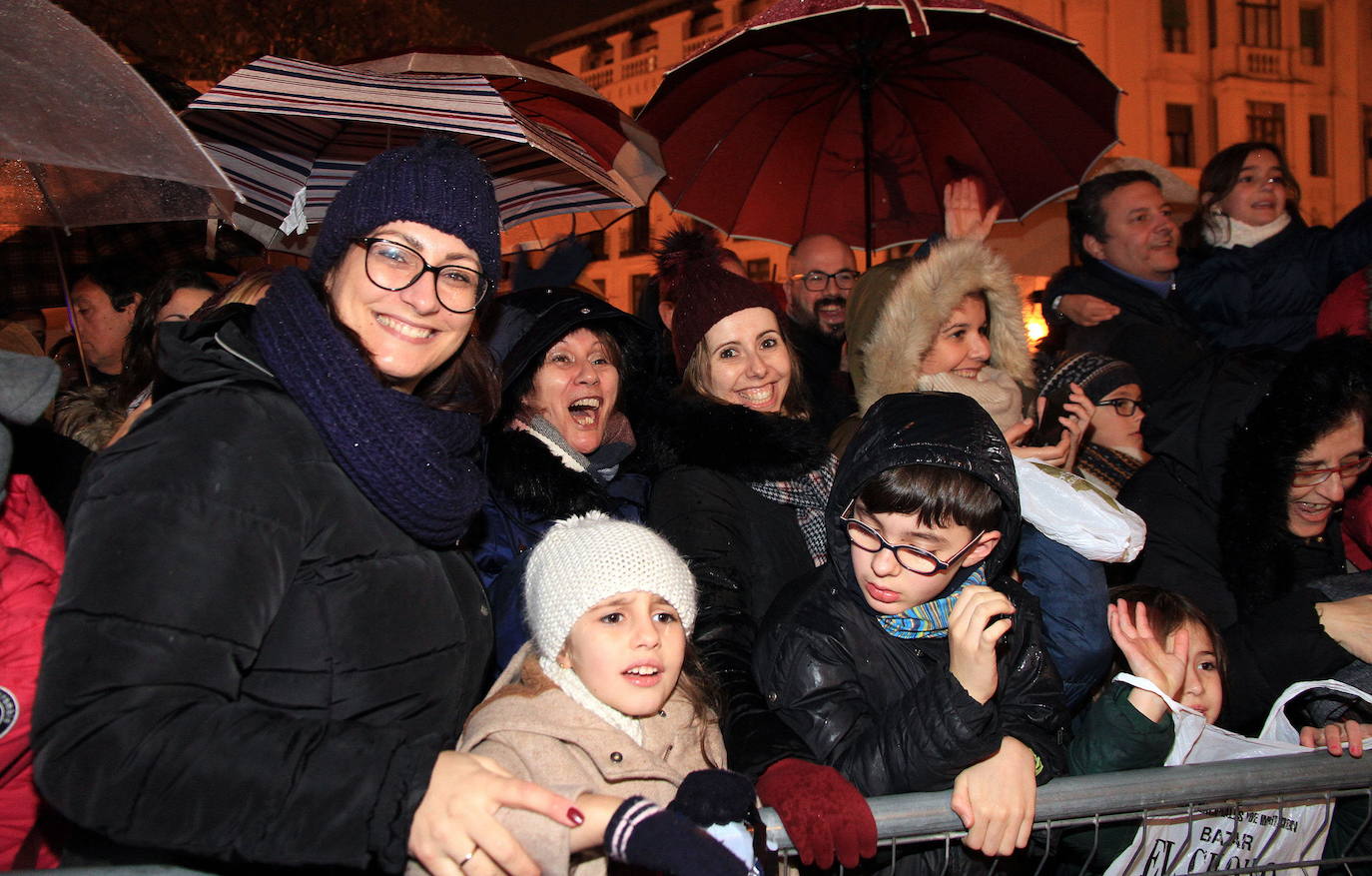 Varias personas esperan la llegada de los Reyes Magos en una cabalgata anterior pasada por agua.