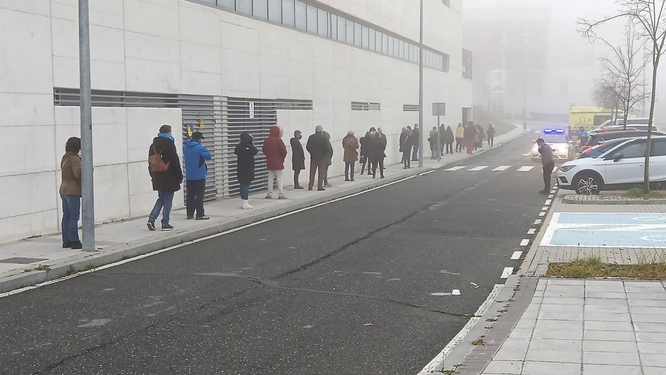 Colas bajo la niebla junto a la Biblioteca Pública para la realización de test de antígenos.