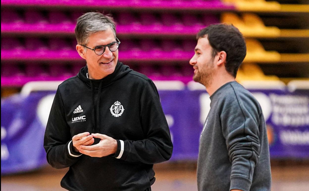 Roberto González charla con uno de sus ayudantes. 