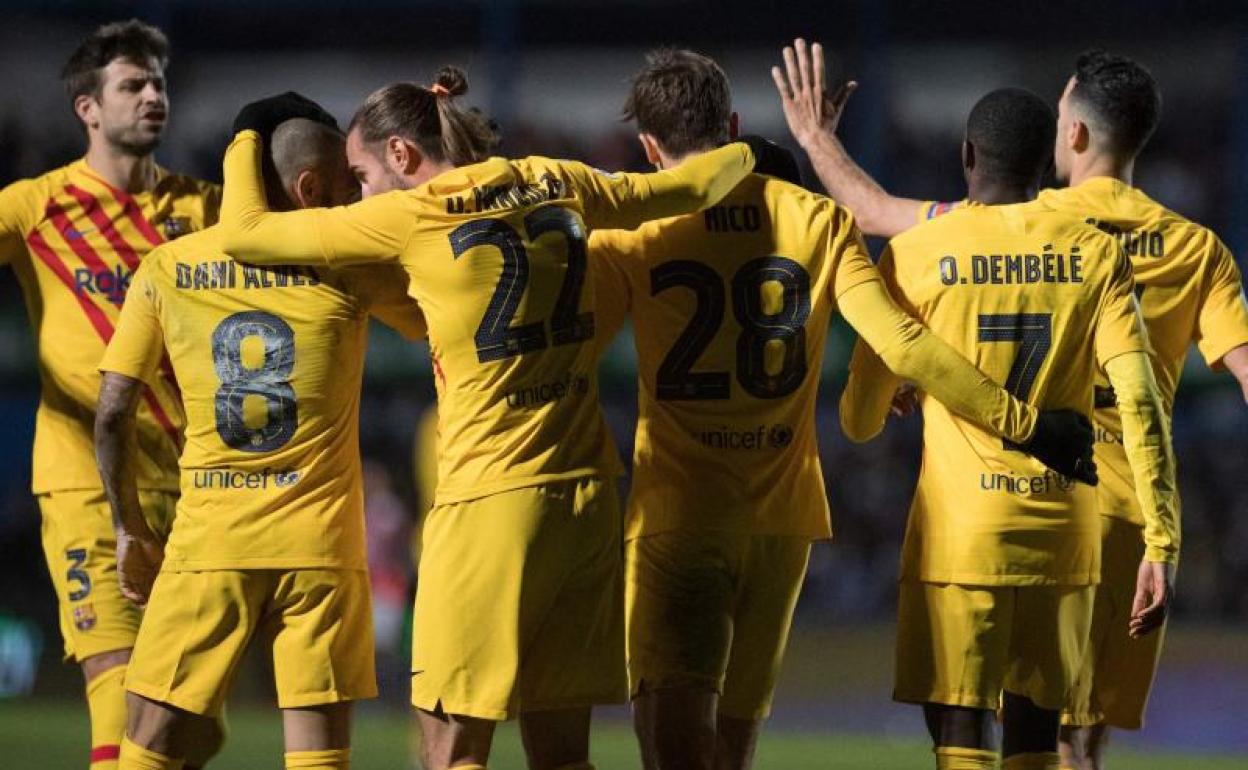 Los jugadores del Barça celebran el gol del empate marcado por Dembélé. 