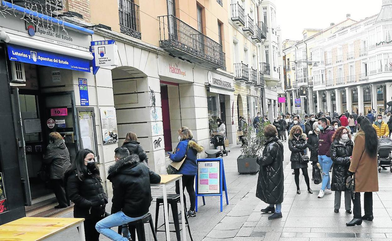 Largas colas en la administración de La Gorda, en la Calle Mayor.