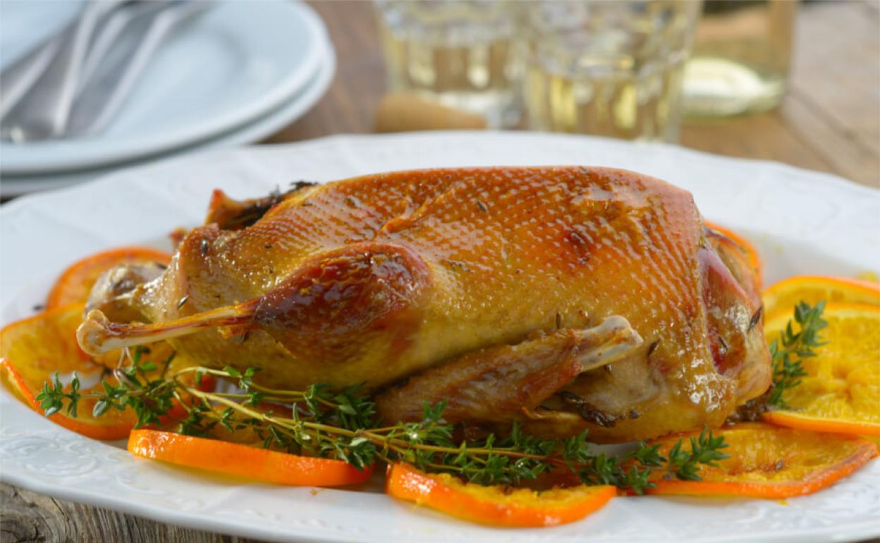 Pato a la naranja presidiendo la mesa