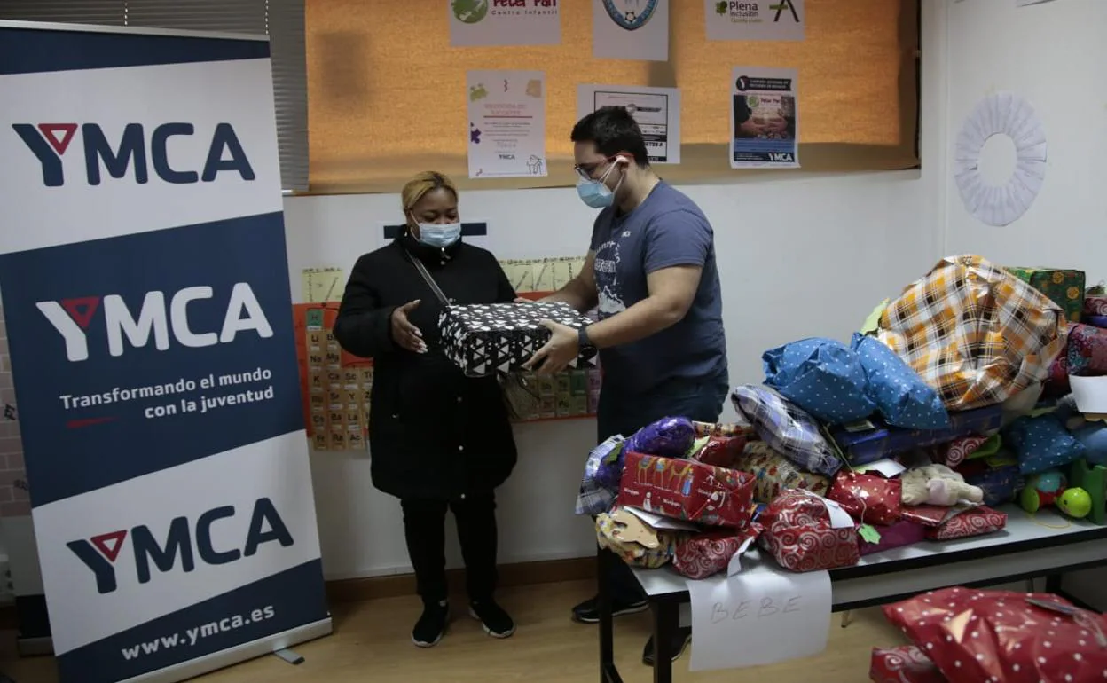 Entrega de regalos en el centro YMCA de Salamanca. 