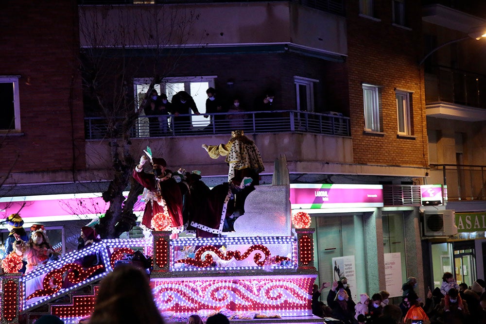 Los Reyes Magos regresaron a Salamanca para repartir ilusión y caramelos por las calles del nuevo recorrido de una Cabalgata que volvió a concentrar a miles de personas en las aceras y en la que la lluvia finalmente no hizo acto de presencia