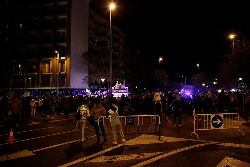 Los Reyes Magos regresaron a Salamanca para repartir ilusión y caramelos por las calles del nuevo recorrido de una Cabalgata que volvió a concentrar a miles de personas en las aceras y en la que la lluvia finalmente no hizo acto de presencia