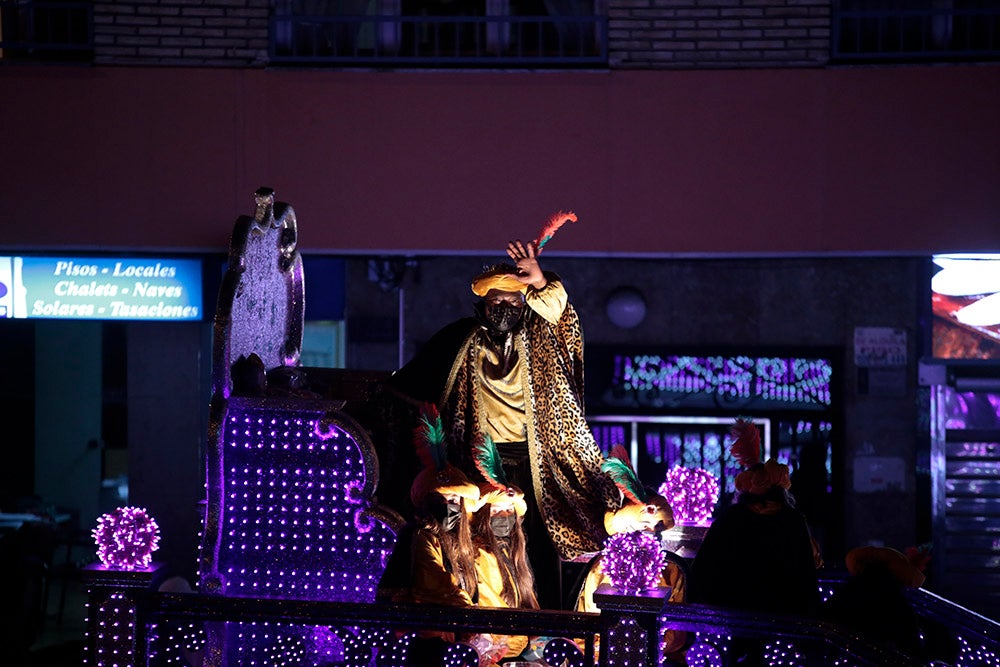 Los Reyes Magos regresaron a Salamanca para repartir ilusión y caramelos por las calles del nuevo recorrido de una Cabalgata que volvió a concentrar a miles de personas en las aceras y en la que la lluvia finalmente no hizo acto de presencia