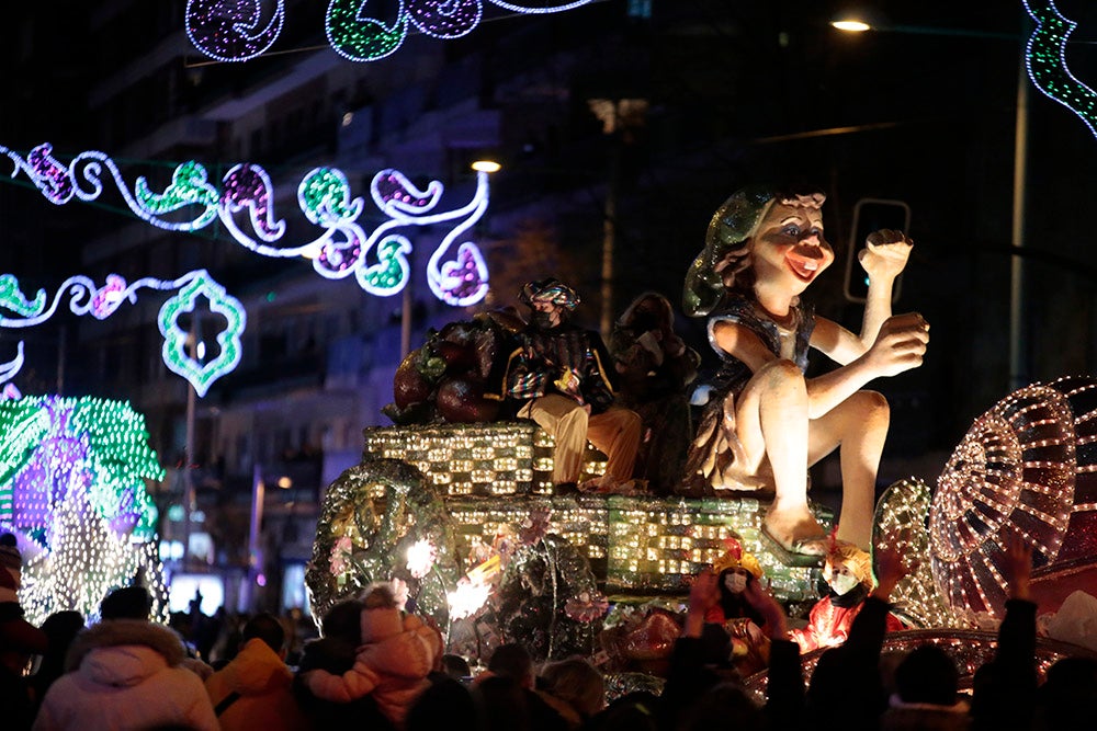 Los Reyes Magos regresaron a Salamanca para repartir ilusión y caramelos por las calles del nuevo recorrido de una Cabalgata que volvió a concentrar a miles de personas en las aceras y en la que la lluvia finalmente no hizo acto de presencia