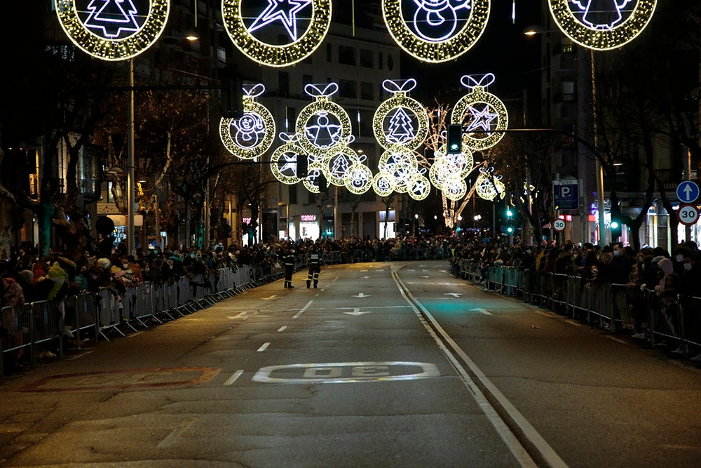 Los Reyes Magos regresaron a Salamanca para repartir ilusión y caramelos por las calles del nuevo recorrido de una Cabalgata que volvió a concentrar a miles de personas en las aceras y en la que la lluvia finalmente no hizo acto de presencia