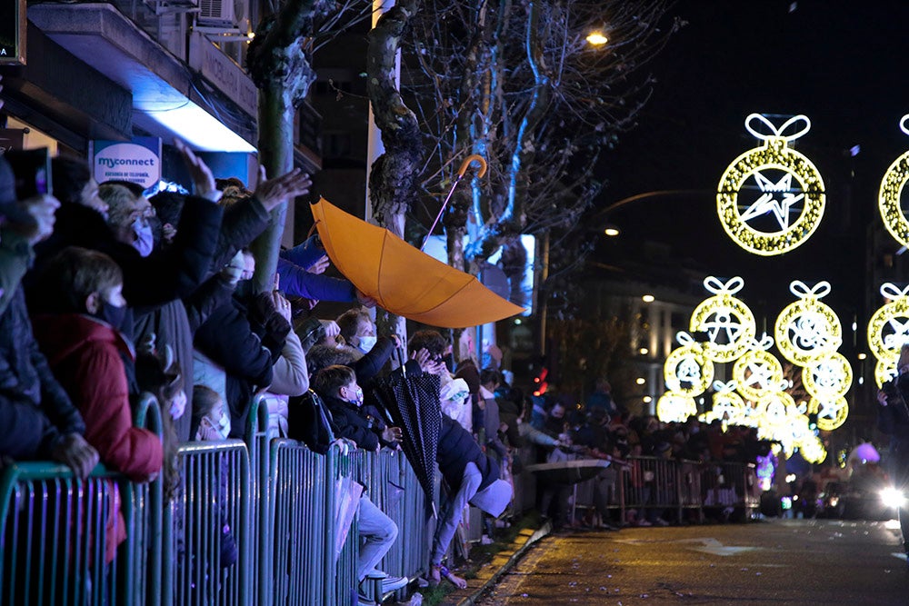 Los Reyes Magos regresaron a Salamanca para repartir ilusión y caramelos por las calles del nuevo recorrido de una Cabalgata que volvió a concentrar a miles de personas en las aceras y en la que la lluvia finalmente no hizo acto de presencia