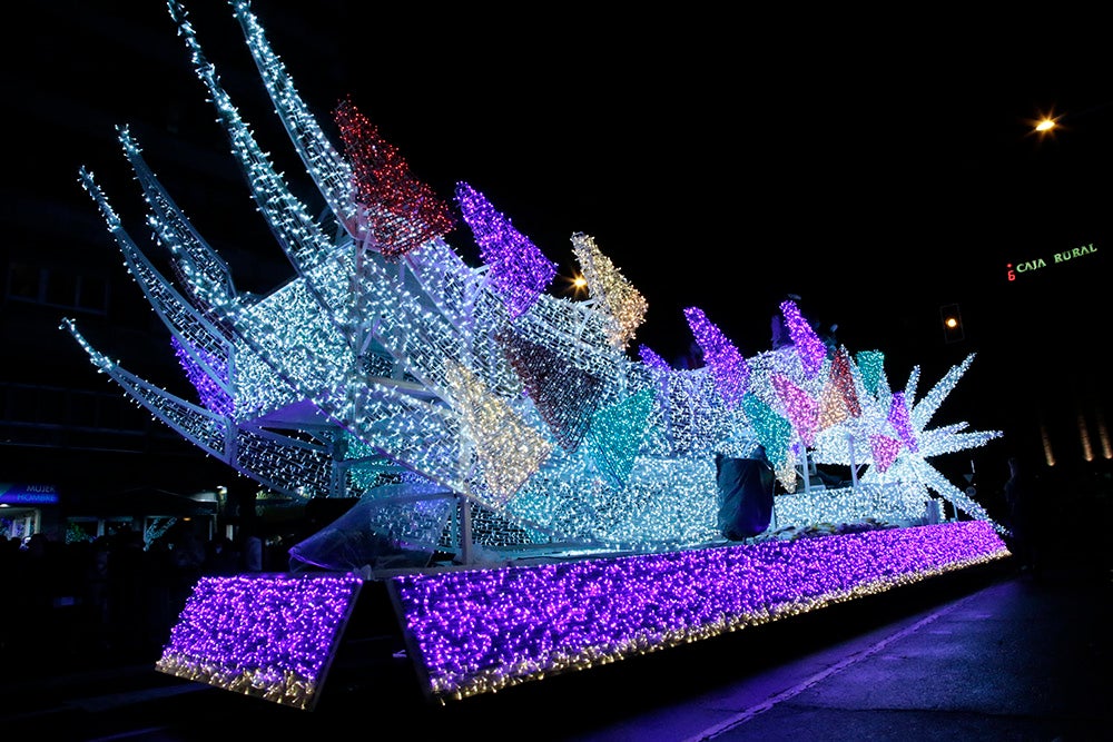 Los Reyes Magos regresaron a Salamanca para repartir ilusión y caramelos por las calles del nuevo recorrido de una Cabalgata que volvió a concentrar a miles de personas en las aceras y en la que la lluvia finalmente no hizo acto de presencia