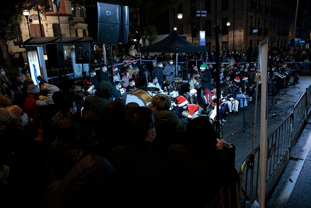 Los Reyes Magos regresaron a Salamanca para repartir ilusión y caramelos por las calles del nuevo recorrido de una Cabalgata que volvió a concentrar a miles de personas en las aceras y en la que la lluvia finalmente no hizo acto de presencia