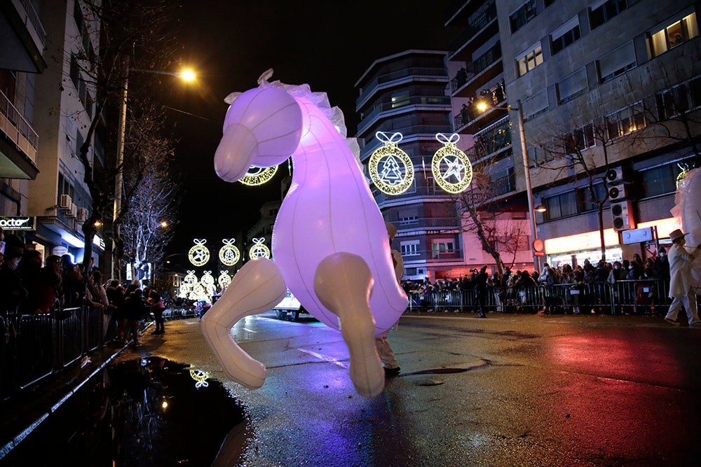 Los Reyes Magos regresaron a Salamanca para repartir ilusión y caramelos por las calles del nuevo recorrido de una Cabalgata que volvió a concentrar a miles de personas en las aceras y en la que la lluvia finalmente no hizo acto de presencia