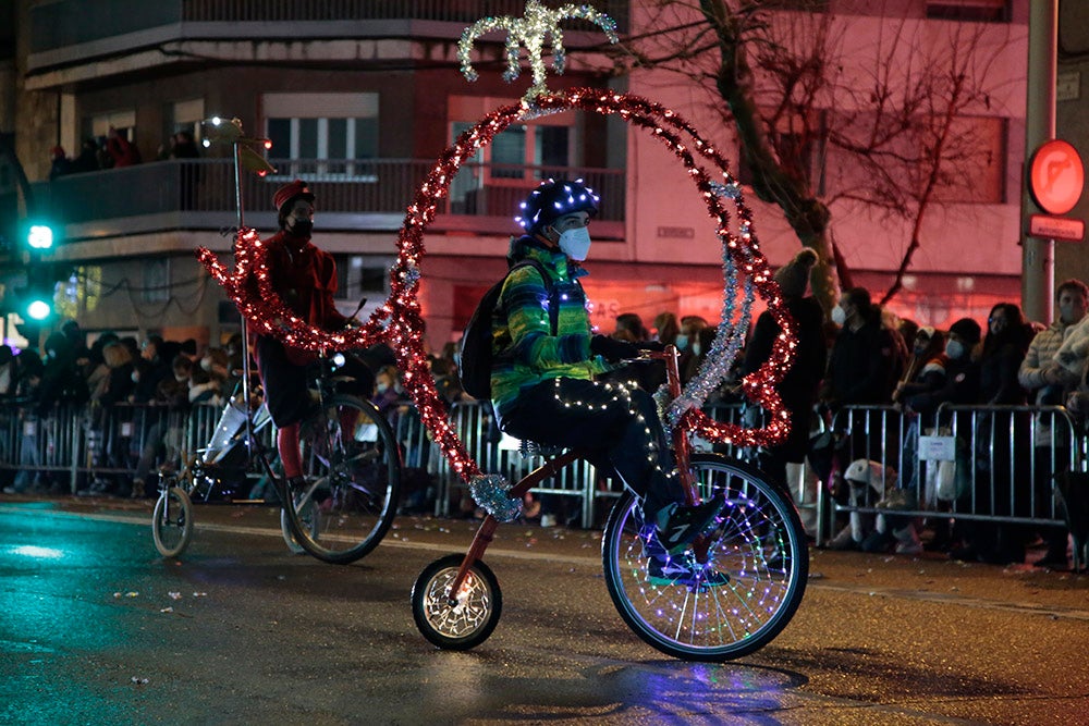 Los Reyes Magos regresaron a Salamanca para repartir ilusión y caramelos por las calles del nuevo recorrido de una Cabalgata que volvió a concentrar a miles de personas en las aceras y en la que la lluvia finalmente no hizo acto de presencia