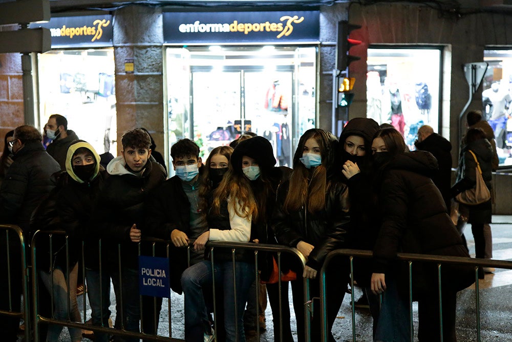 Los Reyes Magos regresaron a Salamanca para repartir ilusión y caramelos por las calles del nuevo recorrido de una Cabalgata que volvió a concentrar a miles de personas en las aceras y en la que la lluvia finalmente no hizo acto de presencia