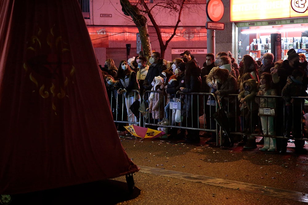 Los Reyes Magos regresaron a Salamanca para repartir ilusión y caramelos por las calles del nuevo recorrido de una Cabalgata que volvió a concentrar a miles de personas en las aceras y en la que la lluvia finalmente no hizo acto de presencia