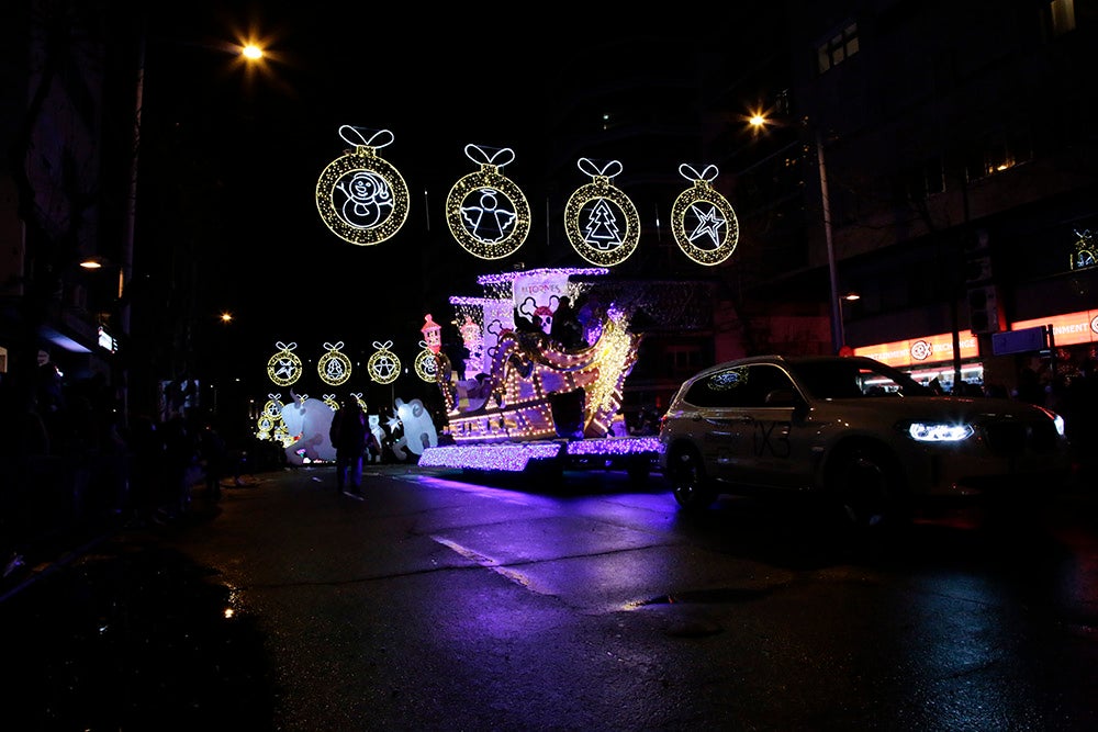 Los Reyes Magos regresaron a Salamanca para repartir ilusión y caramelos por las calles del nuevo recorrido de una Cabalgata que volvió a concentrar a miles de personas en las aceras y en la que la lluvia finalmente no hizo acto de presencia