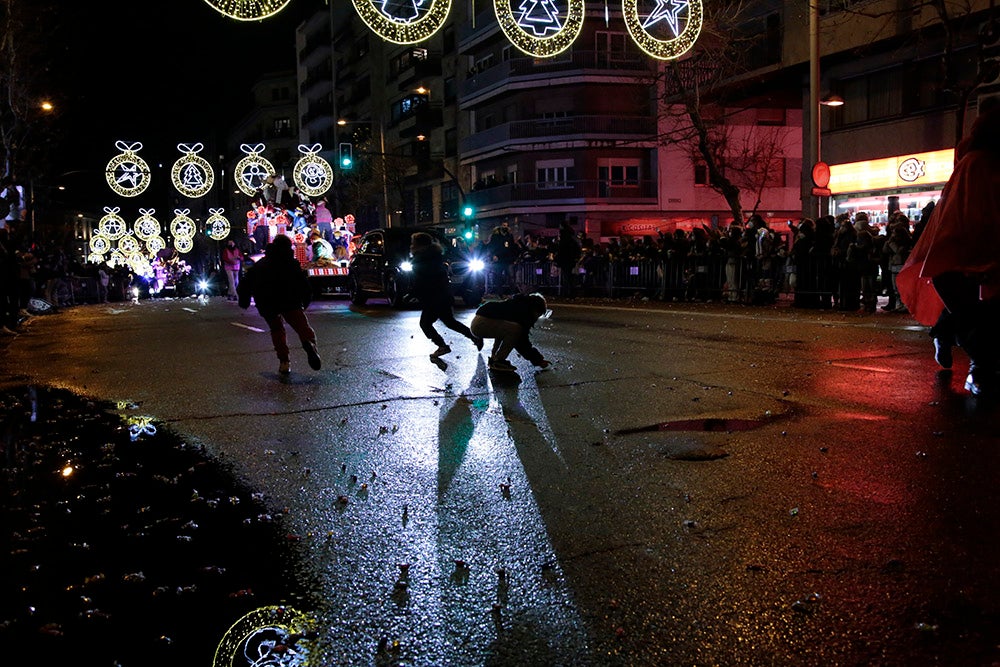 Los Reyes Magos regresaron a Salamanca para repartir ilusión y caramelos por las calles del nuevo recorrido de una Cabalgata que volvió a concentrar a miles de personas en las aceras y en la que la lluvia finalmente no hizo acto de presencia