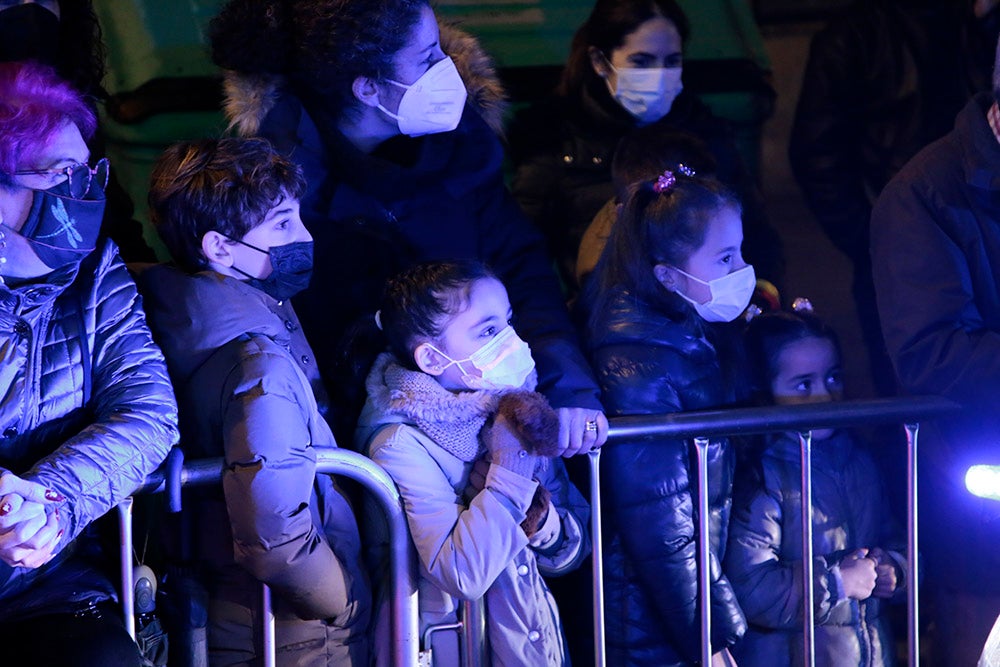 Los Reyes Magos regresaron a Salamanca para repartir ilusión y caramelos por las calles del nuevo recorrido de una Cabalgata que volvió a concentrar a miles de personas en las aceras y en la que la lluvia finalmente no hizo acto de presencia