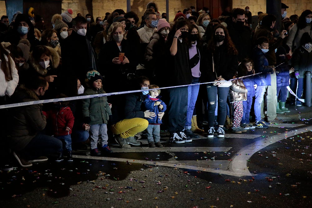 Los Reyes Magos regresaron a Salamanca para repartir ilusión y caramelos por las calles del nuevo recorrido de una Cabalgata que volvió a concentrar a miles de personas en las aceras y en la que la lluvia finalmente no hizo acto de presencia